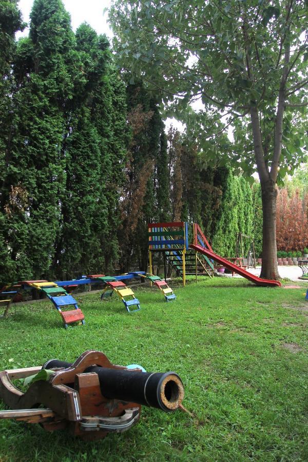Hotel Andalus Skopje Buitenkant foto